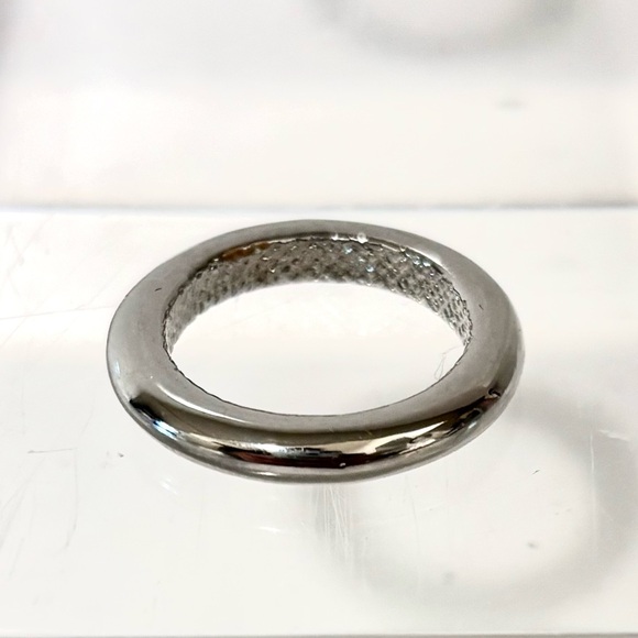 NEW - Stylish Smooth & Shiny Polished Silver Stackable Ring - Size 7 - Picture 2 of 4